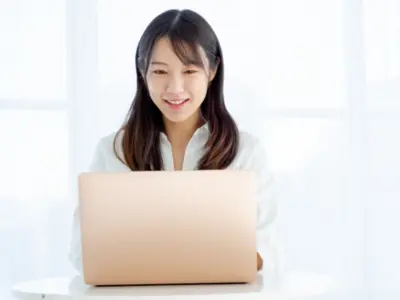 パソコン作業をする女性