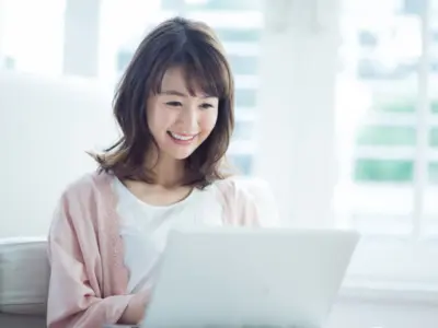 パソコン作業をする女性