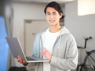 パソコン作業をする男性