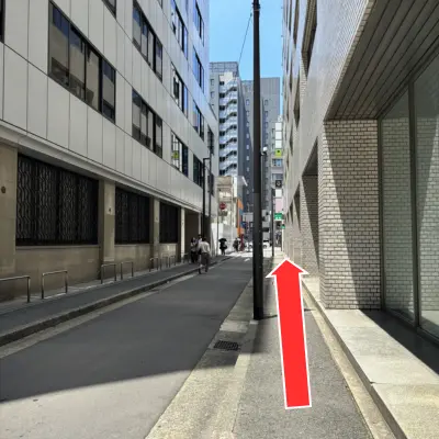 すぐを右に曲がって少し細い道に入ります
