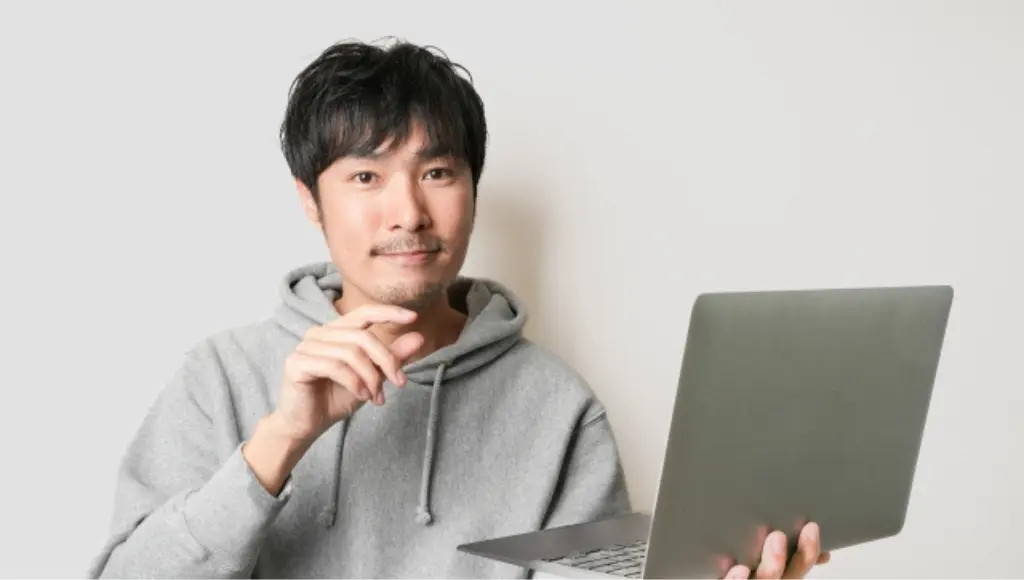 パソコン作業の男性