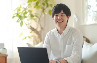 パソコンを使う男性